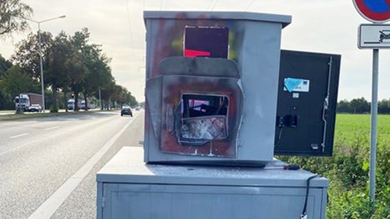 Ein mobiler Blitzer ist stark beschädigt. Ein mobiler Blitzer ist stark beschädigt. © Polizei Salzgitter