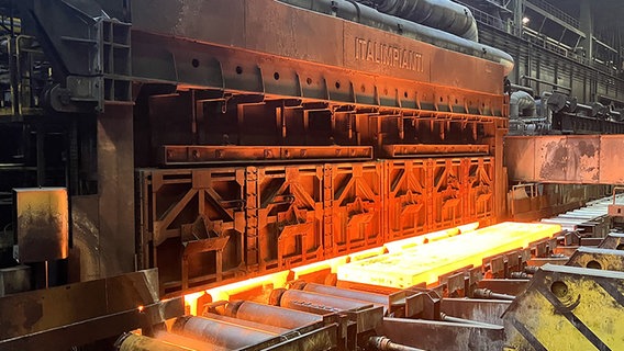 In einem Hubbalkenofen wird Metall verarbeitet. © Salzgitter AG Foto: Salzgitter AG