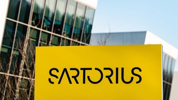 Auf einem gelben Firmenschild in Göttingen steht "Sartorius". © Swen Pförtner/dpa Foto: Swen Pförtner/dpa
