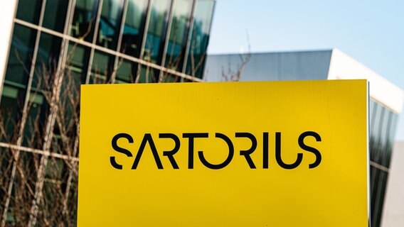Das Logo der Firma Sartorius auf einem Schild. © dpa-Bildfunk Foto: Swen Pförtner