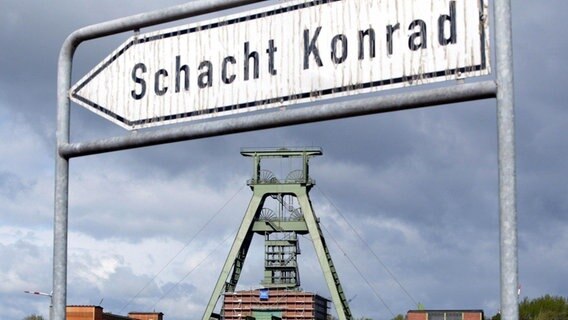 Ein Wegweiser zum dahinter liegenden Atommülllager Schacht Konrad. Ein Wegweiser zum dahinter liegenden Atommülllager Schacht Konrad. © dpa Foto: Rainer Jensen