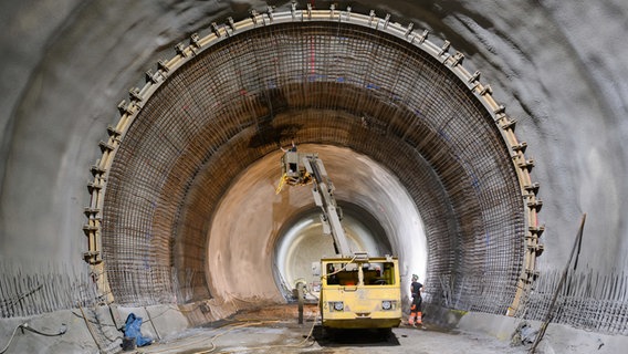 Bergleute arbeiten unter Tage im Schacht Konrad. © dpa-Bildfunk Foto: Julian Stratenschulte