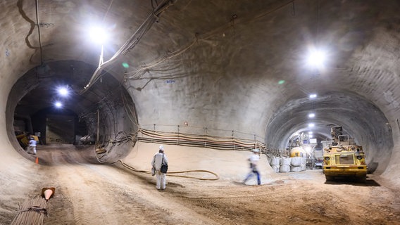 Salzgitter: Bergleute arbeiten unter Tage im Schacht Konrad. © dpa-Bildfunk Foto: Julian Stratenschulte