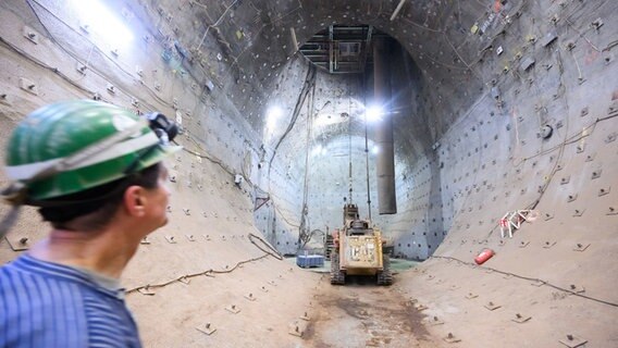 Ein Mitarbeiter steht im Schacht Konrad unter Tage am Füllort, an dem später die atomaren Abfälle in den Schacht kommen. © dpa-Bildfunk Foto: Julian Stratenschulte