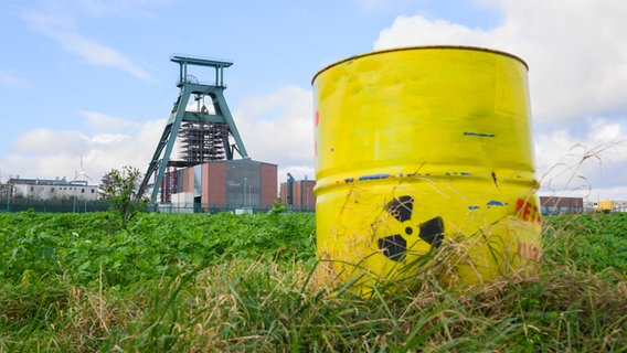 Ein nachgebautes Atomfass steht vor dem Schacht Konrad. © dpa-Bildfunk Foto: Julian Stratenschulte