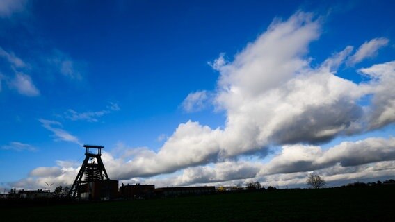 Salzgitter: Die Silhouette von Schacht Konrad zeichnet sich vor dem Himmel ab. © dpa-Bildfunk Foto: Julian Stratenschulte