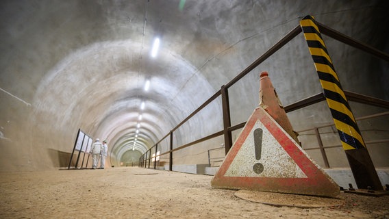 Besucher stehen unter Tage im Schacht Konrad. © picture alliance/dpa Foto: Julian Stratenschulte