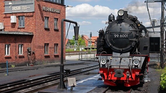 Wernigerode: Eine Dampflokomotive der Harzer Schmalspurbahnen GmbH HSB steht an der Einsatzstelle. © dpa Bildfunk Foto: Matthias Bein