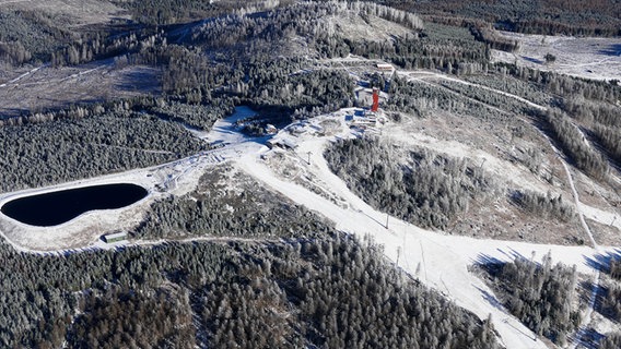 Eine Luftaufnahme zeigt eine feine Schneedecke über dem Wurmberg. © Thomas Meder Foto: Thomas Meder