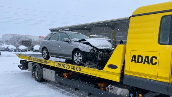 Ein Auto wird im Schnee auf einen Abschlepper gezogen. © NDR Foto: Lydia Callies