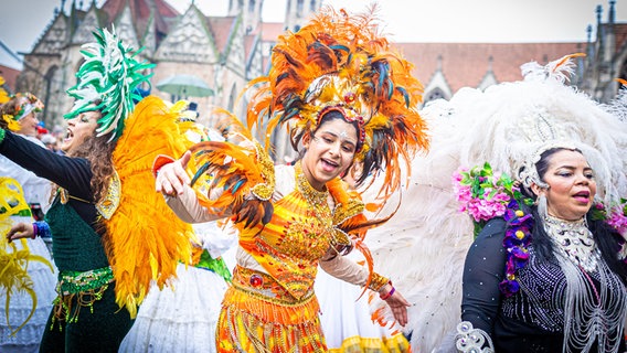 Kostümierte Tänzerinnen  nehmen am Karnevalsumzug "Schoduvel" teil und überqueren den Altstadtmarkt. © dpa-Bildfunk Foto: Moritz Frankenberg