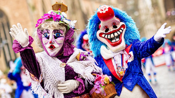 Kostümierte Karnevalisten nehmen am Karnevalsumzug "Schoduvel" teil und überqueren den Altstadtmarkt. © dpa-Bildfunk Foto: Moritz Frankenberg