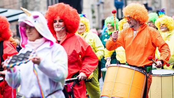 Kostümierte Karnevalisten nehmen musizierend an einem Karnevalsumzug teil. © dpa-Bildfunk Foto: Moritz Frankenberg