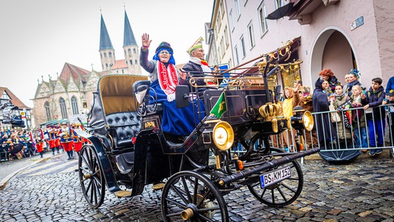 Karnevalisten auf einem altertümlichen Automobil bei einem Karnevalsumzug. © dpa-Bildfunk Foto: Moritz Frankenberg