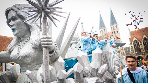 Karnevalisten an einem Mottowagen © dpa-Bildfunk Foto: Moritz Frankenberg