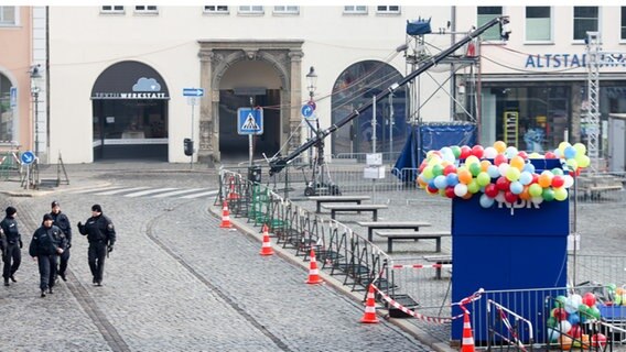 Polizisten überqueren den abgesperrten Bereich des Altstadtmarkts. © NDR Foto: Alexander Brodeßer