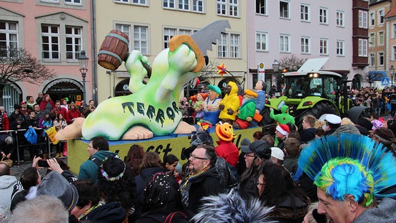 Bunte Schauwagen fahren durch Braunschweigs Innenstadt beim Karnevalsumzug "Schoduvel". © NDR Foto: Wieland Gabcke