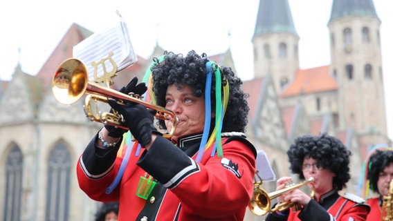 Auf dem Braunschweiger Schoduvel wird Karneval gefeiert. © NDR Foto: Alexander Brodeßer