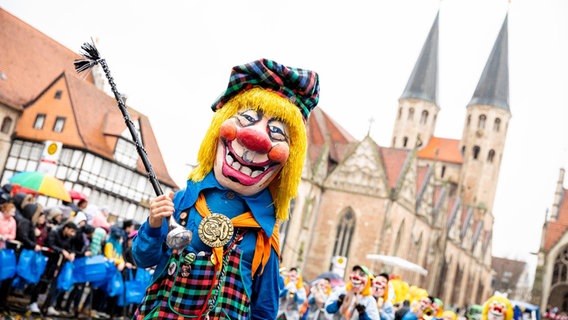 Karnevalisten nehmen am Karnevalsumzug «Schoduvel» teil und überqueren den Altstadtmarkt. © picture alliance/dpa | Moritz Frankenberg Foto: Moritz Frankenberg