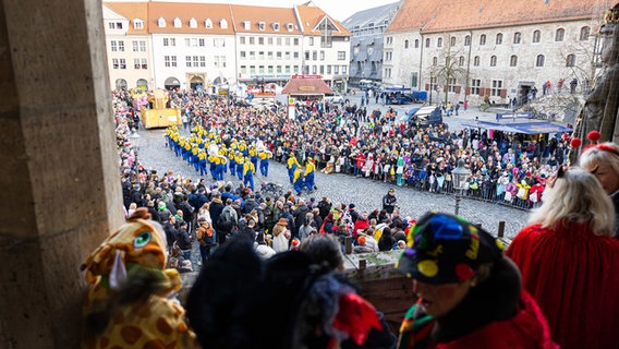 Karnevalisten beim "Schoduvel" auf dem Altstadtmarkt in der Innenstadt Braunschweigs. © Michael Matthey/dpa Foto: Michael Matthey/dpa