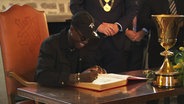 Dennis Schröder trägt sich im Altstadtrathaus in Braunschweig in das Goldene Buch der Stadt ein. © NDR 