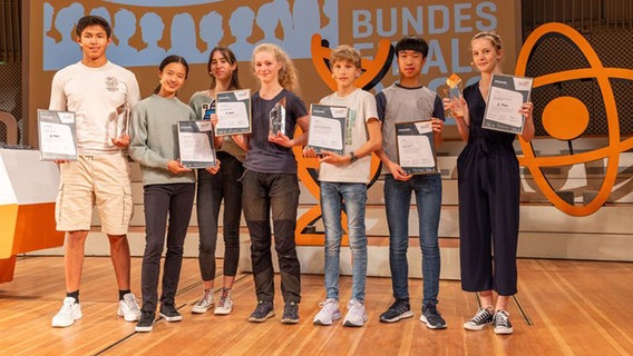 Die Gewinner des Schülerwettbewerbs "Jugend präsentiert" stehen gemeinsam beim Finale auf der Bühne. Die Gewinner des Schülerwettbewerbs "Jugend präsentiert" stehen gemeinsam beim Finale auf der Bühne. © "Jugend präsentiert"