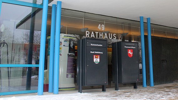 Der Eingang des Rathauses von Wolfsburg. © NDR Foto: Tino Nowitzki