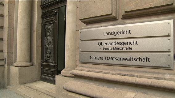 Ein Schild weist das Landgericht in Braunschweig aus. © NDR 