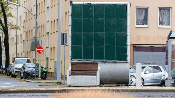 Eine mit Moos bepflanzte Gitterwand steht an einer Straße. © dpa-Bildfunk Foto: Philipp Schulze
