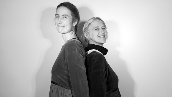 Die Erzählerinnen  (v.l.n.r.) Mireille Mentgen (DGS) und Jella Böhm (LS) posieren für ein schwarz-weiß Bild. © Marni Hanke Foto: Marni Hanke
