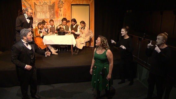 Die Schauspieler (Nils Finck und Tom Röber als Ebenezer Scrooge und Victoria Loesche als Geist der gegenwärtigen Weihnacht) auf der Bühne während der Aufführung der Weihnachtsgeschichte um Ebenezer Scrooge. Die Schauspieler (Nils Finck und Tom Röber als Ebenezer Scrooge und Victoria Loesche als Geist der gegenwärtigen Weihnacht) auf der Bühne während der Aufführung der Weihnachtsgeschichte um Ebenezer Scrooge. © NDR Foto: NDR