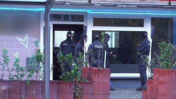 Vermummte SEK-Polizisten bei einer Razzia vor einer Shisha-Bar in Salzgitter. © TeleNewsNetwork 