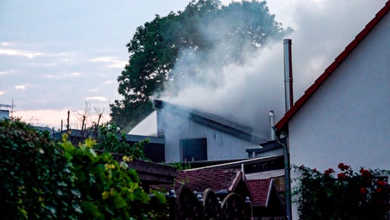 Rauch steigt aus einem Haus auf. © NonstopNews 