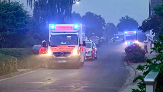 Einsatzfahrzeuge des Rettungsdienstes auf einer Straße im Rauch. © NonstopNews 