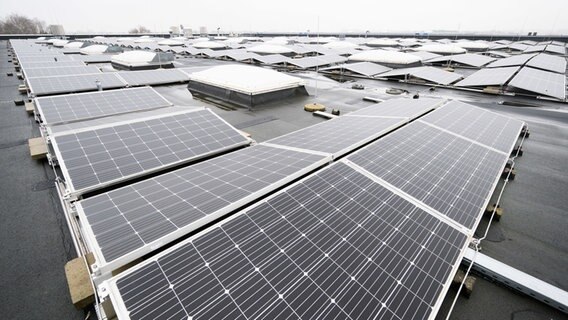 Eine Photovoltaik-Anlage steht auf dem Dach des Niedersächsischen Forschungszentrums Fahrzeugtechnik der Technischen Universität Braunschweig. © dpa Foto: Julian Stratenschulte
