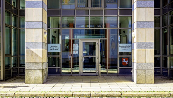 Der Haupteingang der Staatsanwaltschaft Braunschweig. © picture alliance/dpa Foto: Moritz Frankenberg