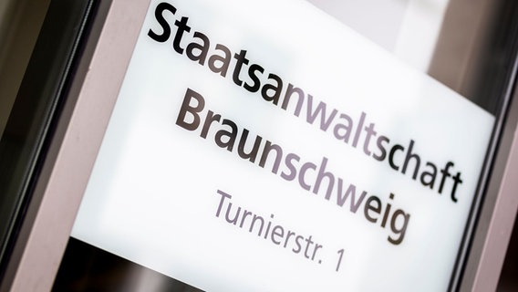 Der Schriftzug «Staatsanwaltschaft Braunschweig» ist im Haupteingangsbereich zur Staatsanwaltschaft Braunschweig zu lesen. © picture alliance/dpa | Moritz Frankenberg Foto: Moritz Frankenberg