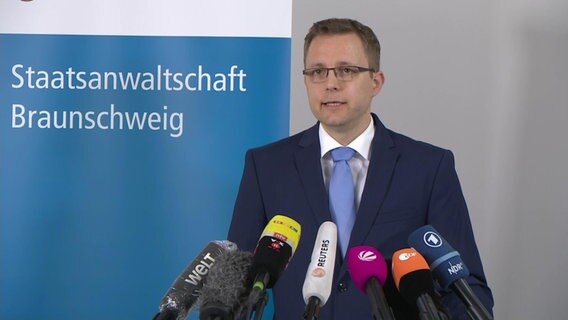 Hans Christian Wolters von der Staatsanwaltschaft Braunschweig gibt ein Statement vor Mikrofonen ab. © NDR 