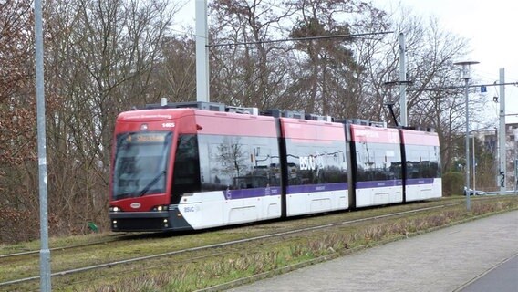 Ein Stadtbahn fährt durch Braunschweig. © BSVG 