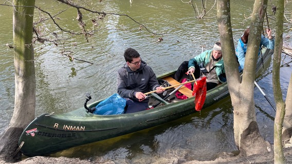 Junge Menschen holen aus einem Kanu heraus Müll aus der Oker in Braunschweig © NDR Foto: Lydia Callies