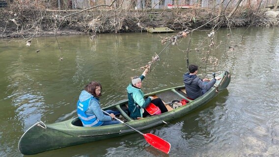 Drei junge Leute in einem Kanu auf der Oker in Braunschweig © NDR Foto: Lydia Callies