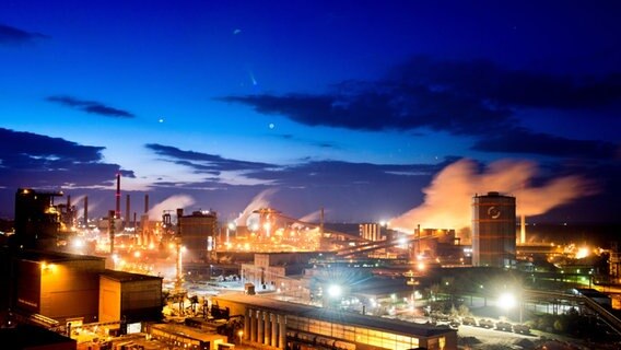 Die Langzeitbelichtung zeigt das Gelände der Salzgitter AG bei Nacht. © picture alliance/dpa Foto: Julian Strathenschulte