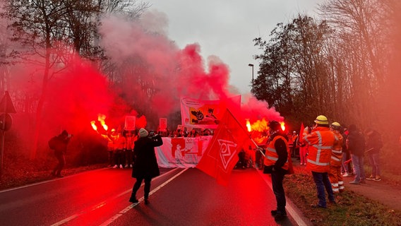 Beschäftigte der Salzgitter AG streiken in Salzgitter für mehr Geld. © NDR Foto: Marie Stiller