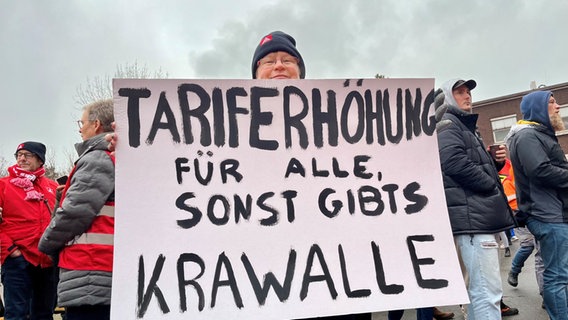 Beschäftigte der Salzgitter AG streiken in Salzgitter für mehr Geld © NDR Foto: Marie Stiller