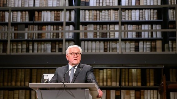 Bundespräsident Frank Walter Steinmeier spricht in der Herzog August Bibliothek. © picture alliance/dpa/Julian Stratenschulte Foto: Julian Stratenschulte