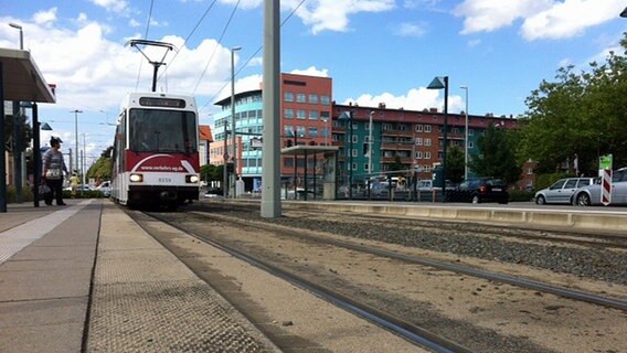 Straßenbahn auf Gleisen an einer Haltestelle. © NDR Foto: Alina Stiegler