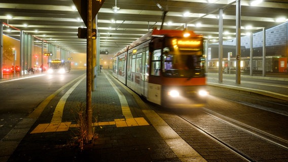 Eine Straßenbahn der Linie 5 fährt am frühen Morgen an der Haltestelle Braunschweig-Hauptbahnhof im Nebel ab. © picture alliance/dpa/Stefan Jaitner Foto: Stefan Jaitner