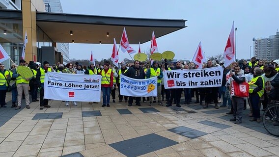 Menschen streiken vor dem Klinikum in Göttingen. © NDR Foto: Sebastian Vesper