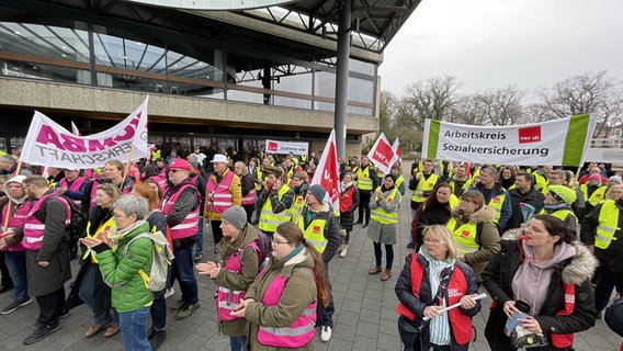 Streikende der Gewerkschaft ver.di protestieren vor der Stadthalle in Braunschweig. © NDR Foto: Michael Brandt