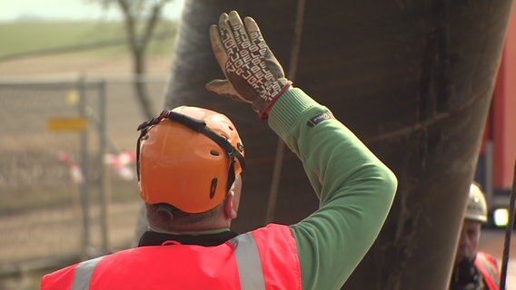 Auf einer Baustelle wird an einer Stromtrasse gearbeitet. © NDR 